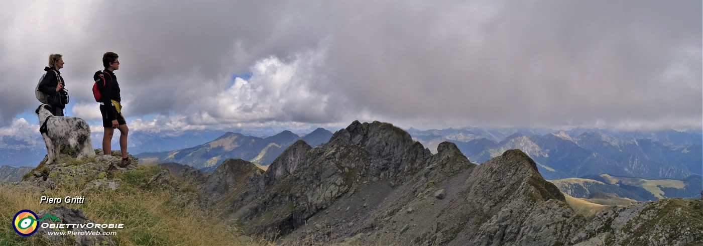 52 Da un cocuzzolo della cima del Ponteranica centrale vista sul Ponteranica orientale.jpg